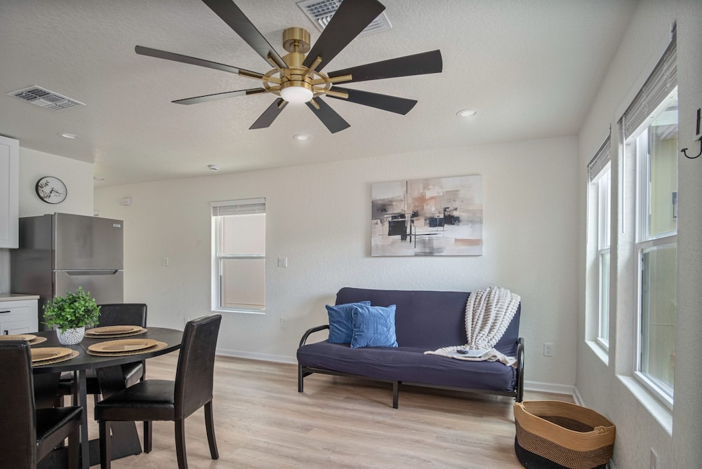 Historic Comfort 2BR 1BA Guesthouse Near Riverwalk
