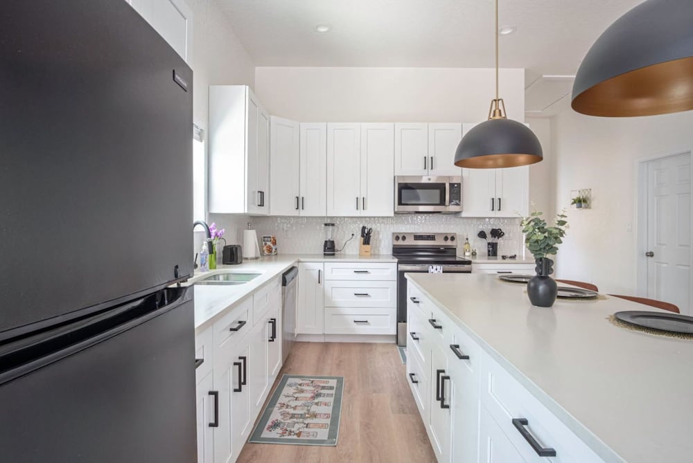 Generous 4BR 3BA Charmer Near Glorius Downtown