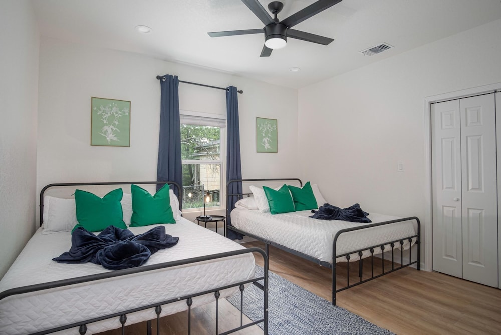 Vibrant 4BR 3BA Oasis Near Happy Downtown