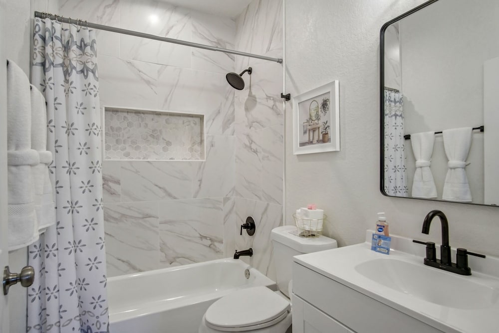 Your Inner-city Sanctuary 3BR 2BA Near Riverwalk
