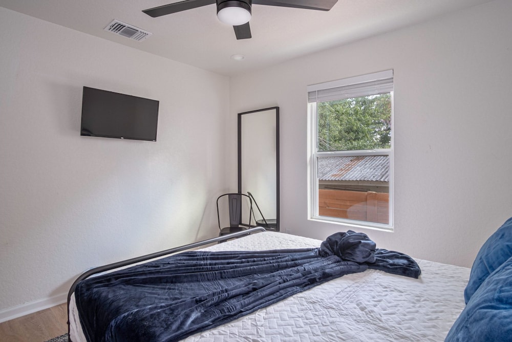 Historic Comfort 2BR 1BA Guesthouse Near Riverwalk