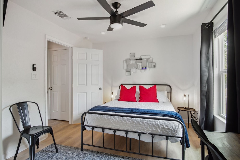 Your Amazing 3BR 2BA Downtown Delight