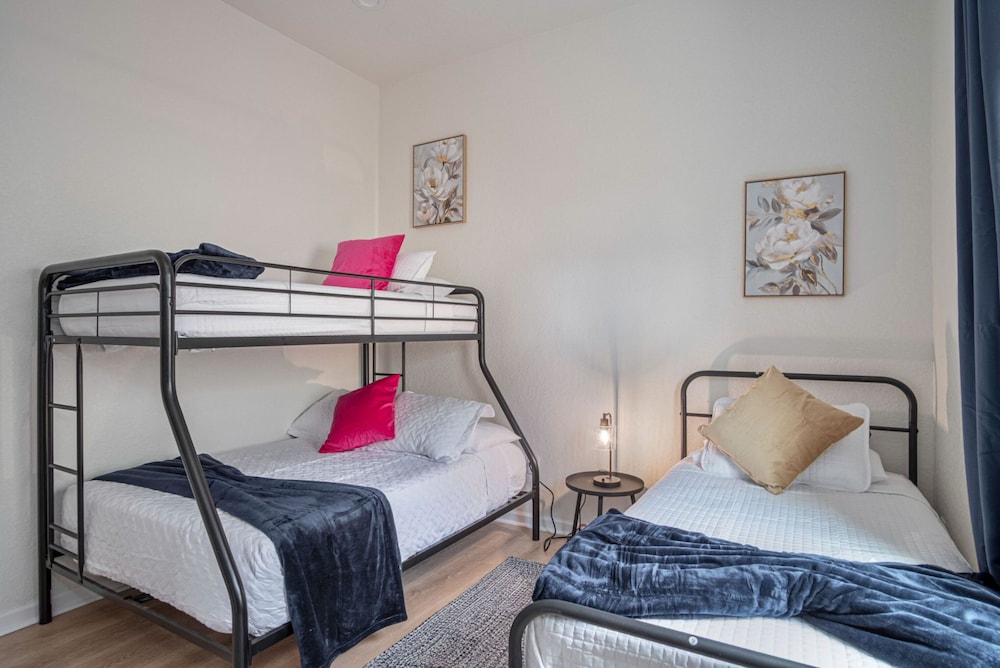 Generous 4BR 3BA Charmer Near Glorius Downtown