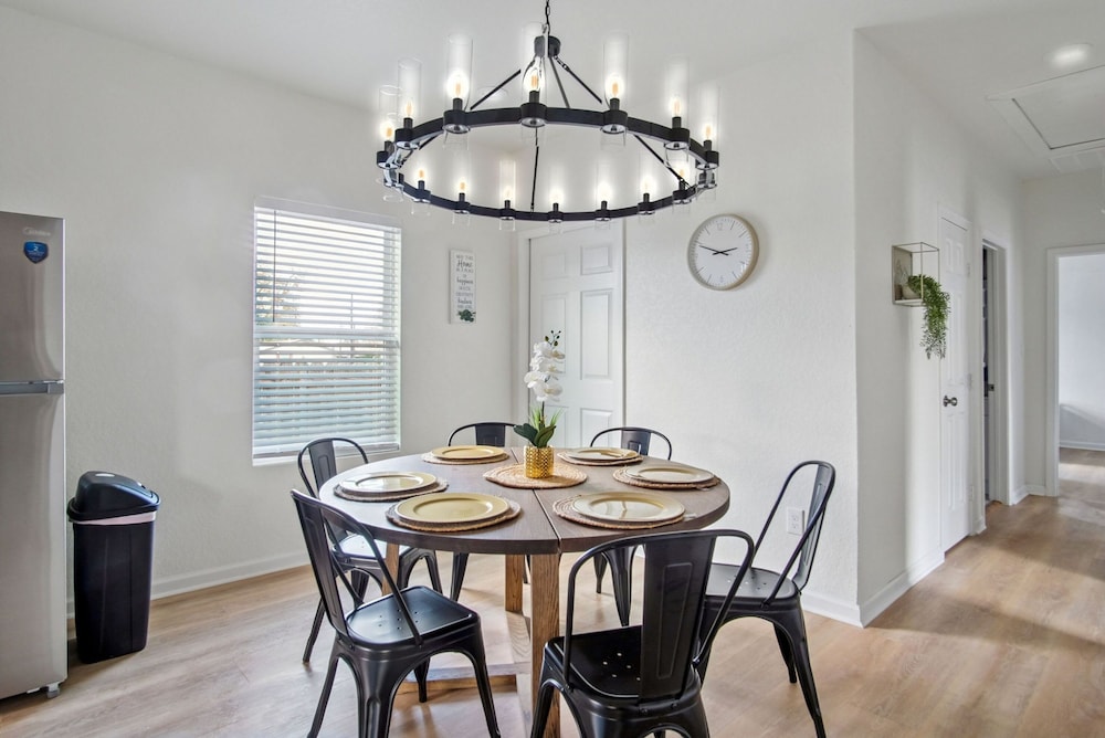 Your Inner-city Sanctuary 3BR 2BA Near Riverwalk