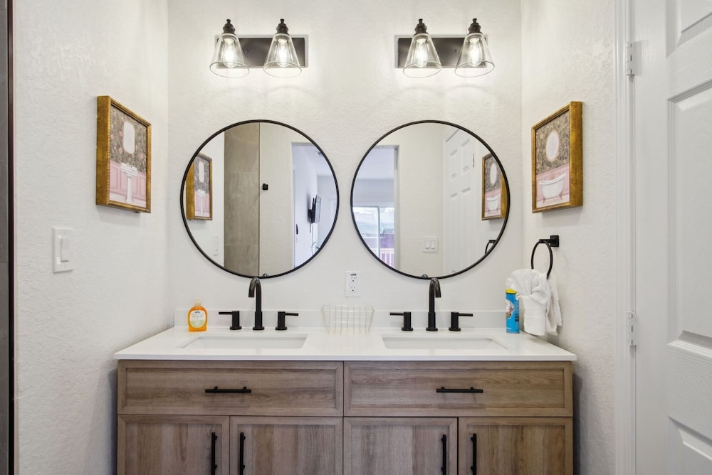 Stylish Spacious Comfort 4BR 3BA Downtown Gem