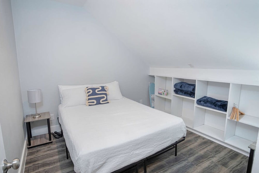 Impressive Cozy Historic 3BR Apt Near Downtown view 2