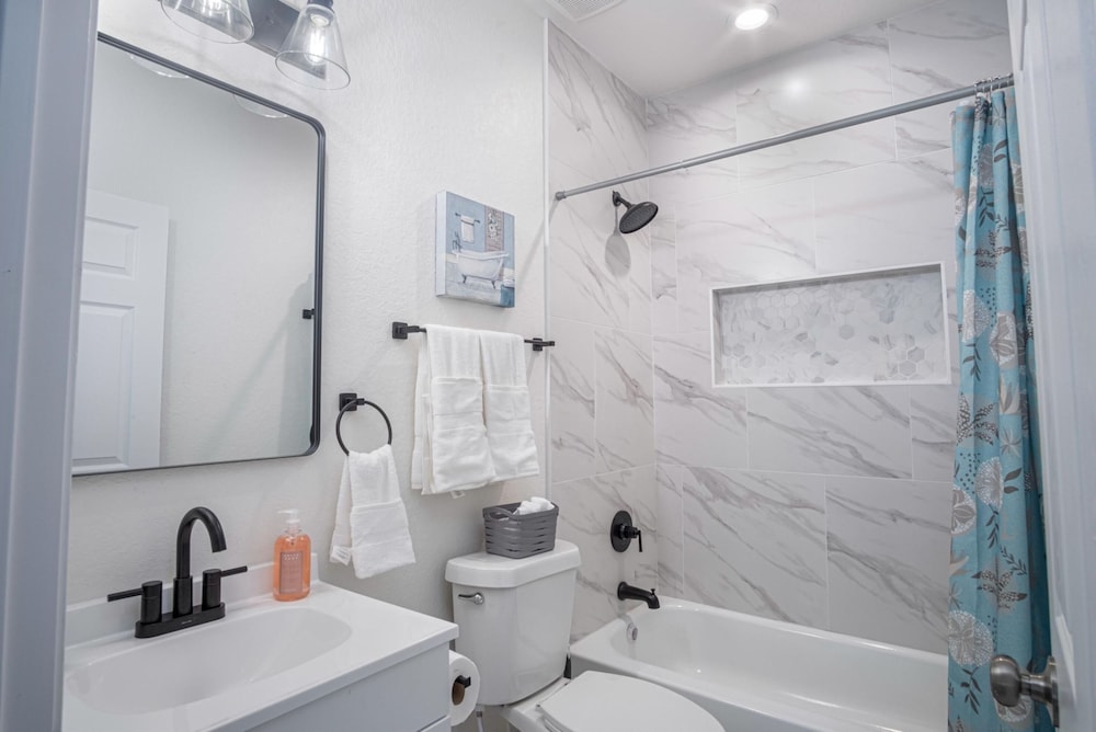 Vibrant 4BR 3BA Oasis Near Happy Downtown