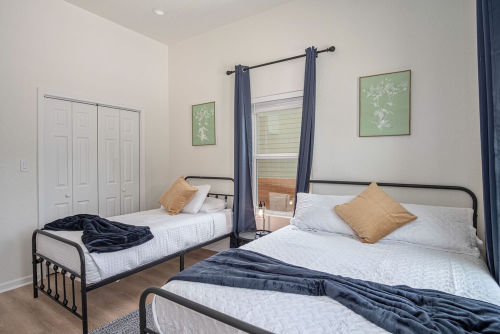 Generous 4BR 3BA Charmer Near Glorius Downtown