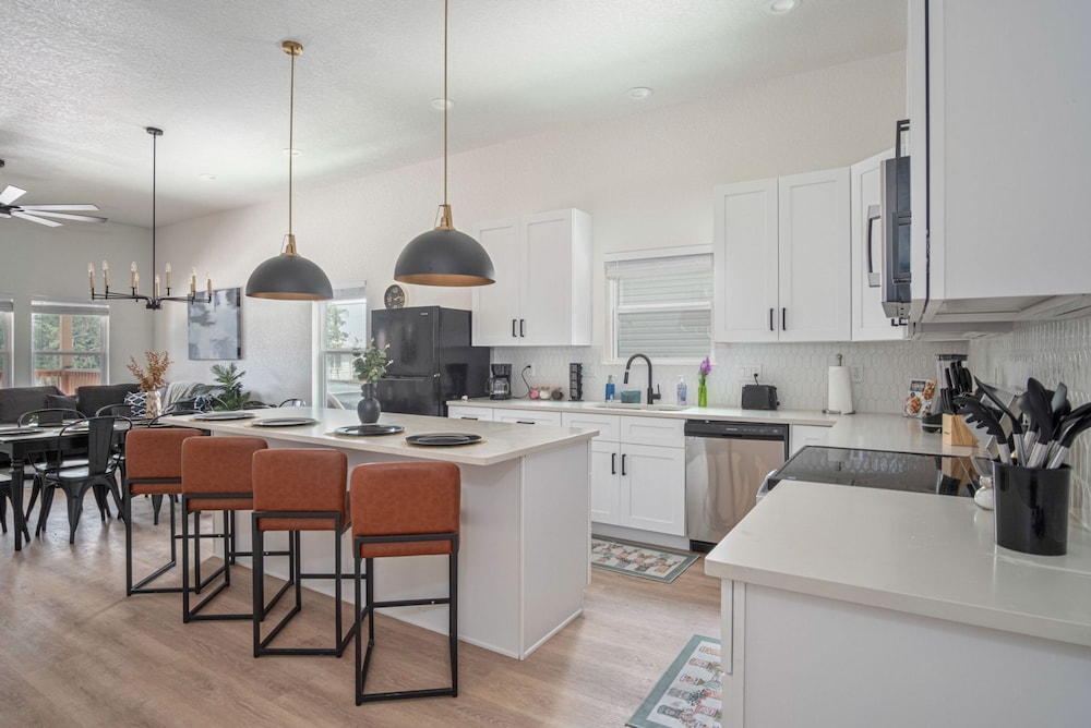 Generous 4BR 3BA Charmer Near Glorius Downtown