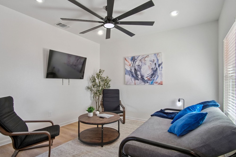 Your Inner-city Sanctuary 3BR 2BA Near Riverwalk