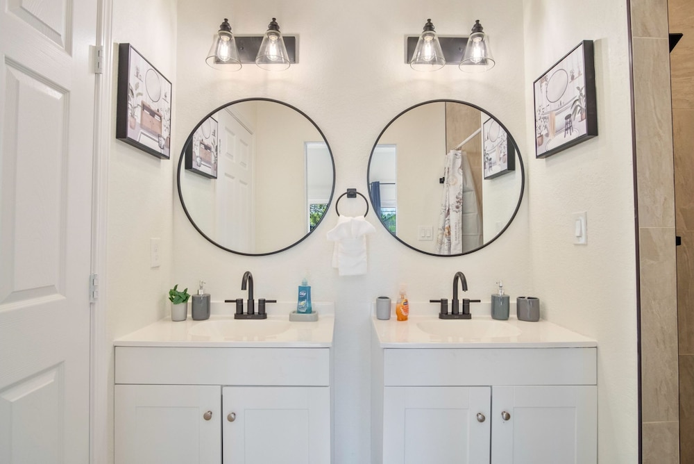 Stylish 3BR 2BA Urban Retreat Near Lively Downtown
