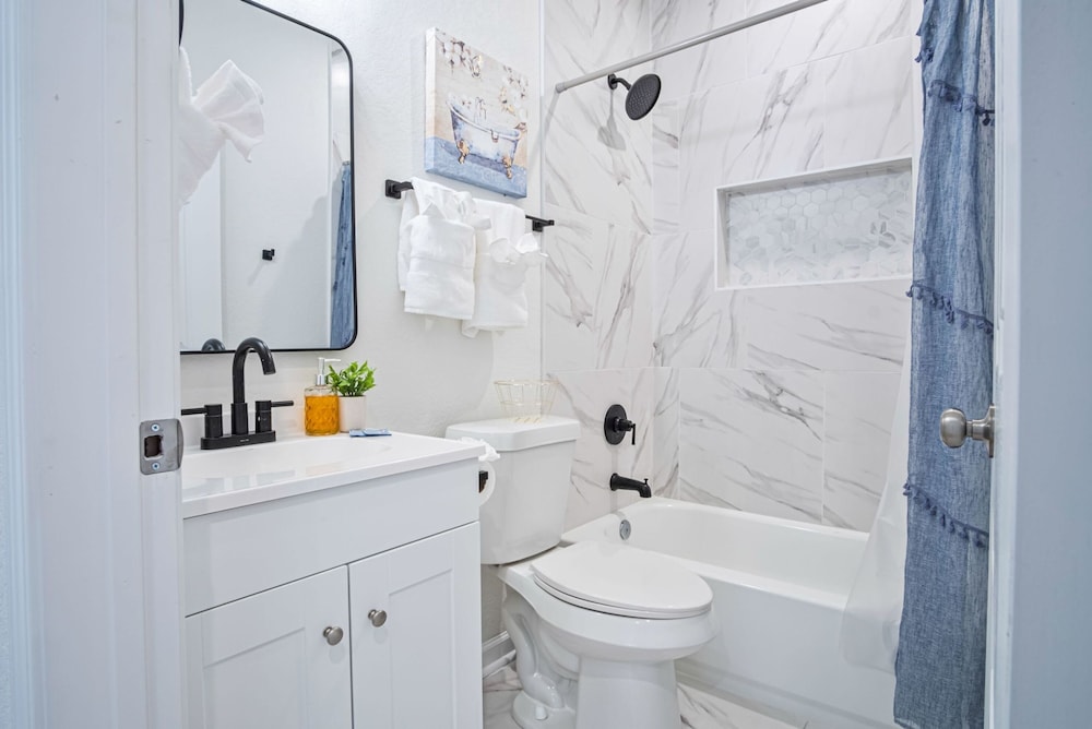 Urban Delight 4BR 3BA Near City Center
