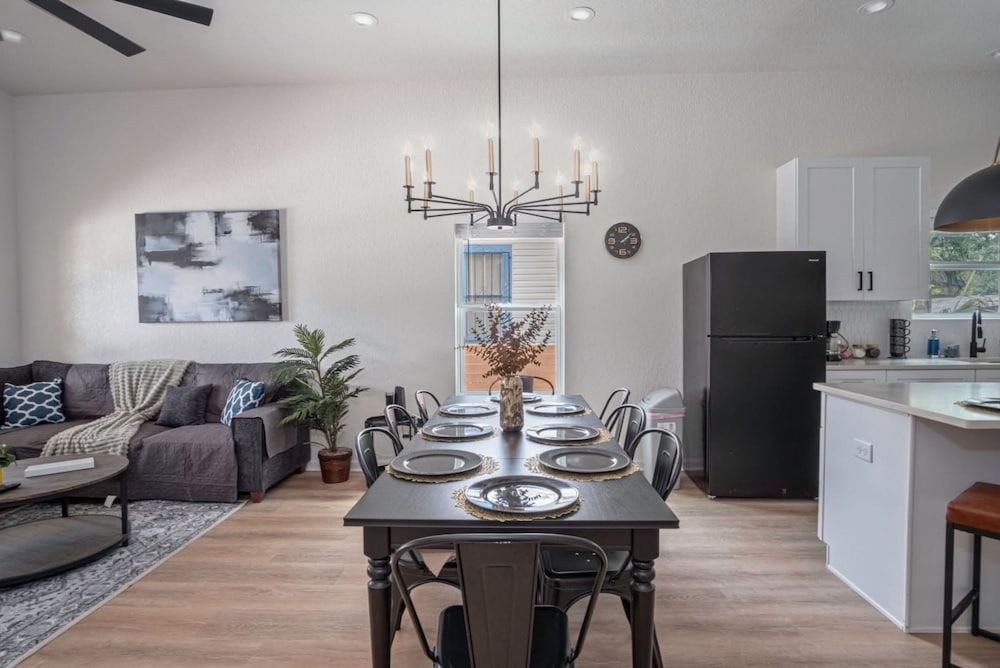 Generous 4BR 3BA Charmer Near Glorius Downtown