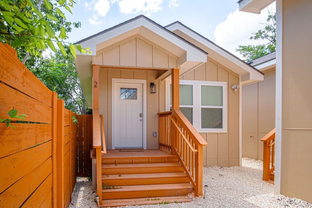 Historic Comfort 2BR 1BA Guesthouse Near Riverwalk