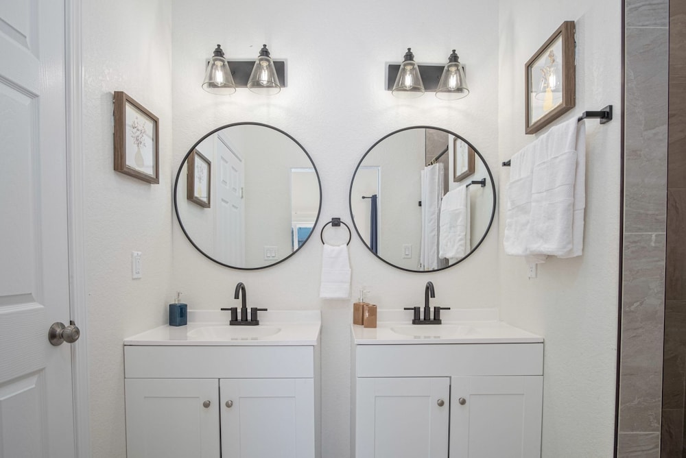 Feel Chill and Enjoy 4BR 3BA Near Fun Riverwalk