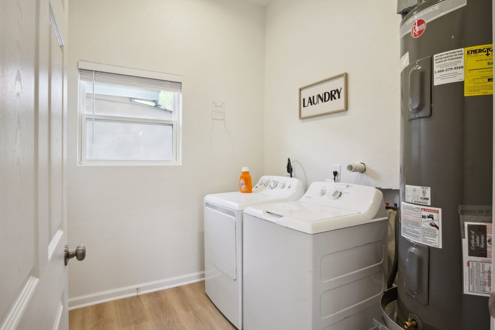 Blissful 5BR 3BA Haven Near Riverwalk Downtown