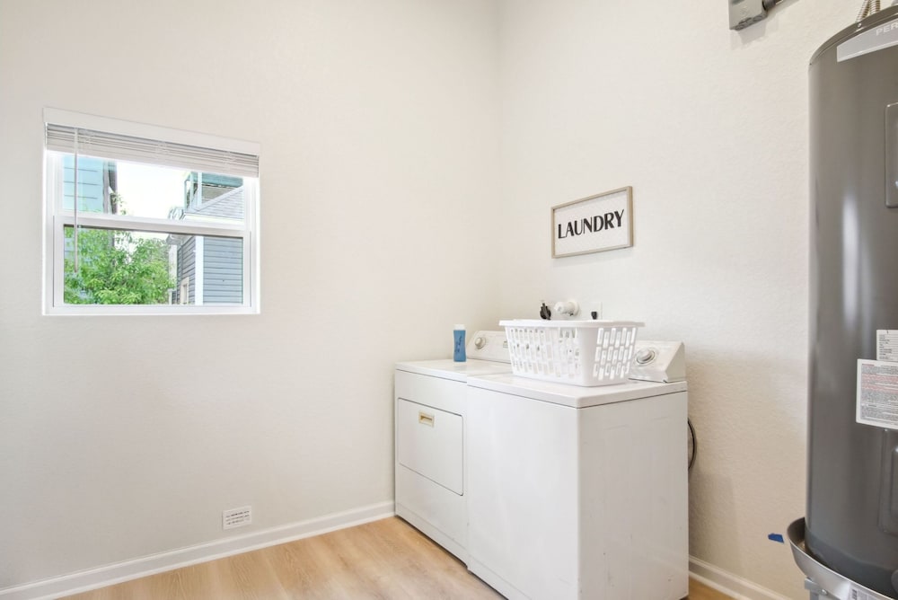Skyline Retreat 3br-3ba w Stunning Views Near DT