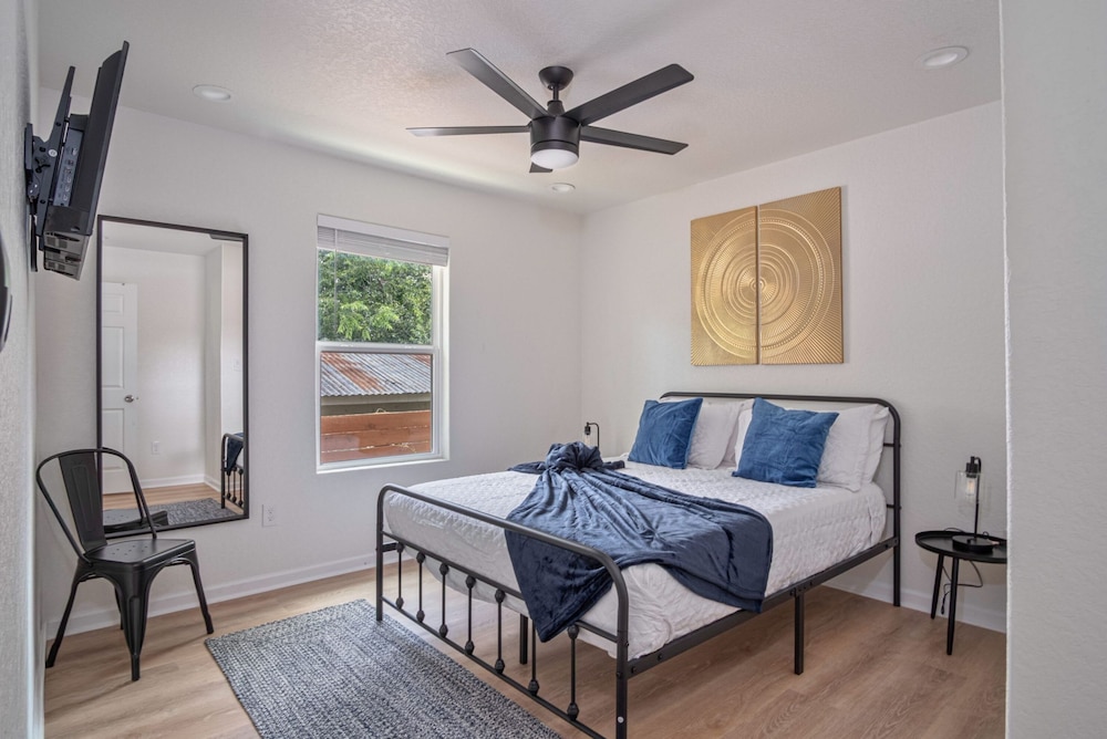 Historic Comfort 2BR 1BA Guesthouse Near Riverwalk