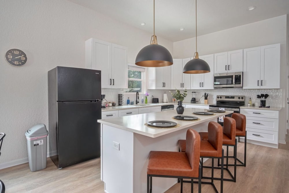 Generous 4BR 3BA Charmer Near Glorius Downtown