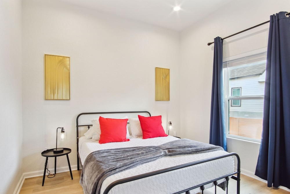 3br-2ba Cityscape Haven With Panoramic Tower View