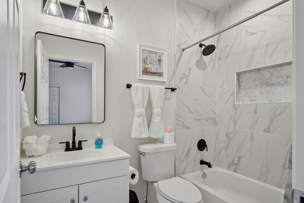 Your Inner-city Sanctuary 3BR 2BA Near Riverwalk