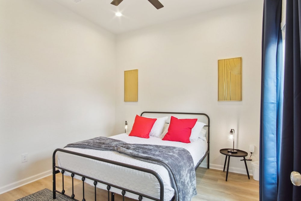 3br-2ba Cityscape Haven With Panoramic Tower View