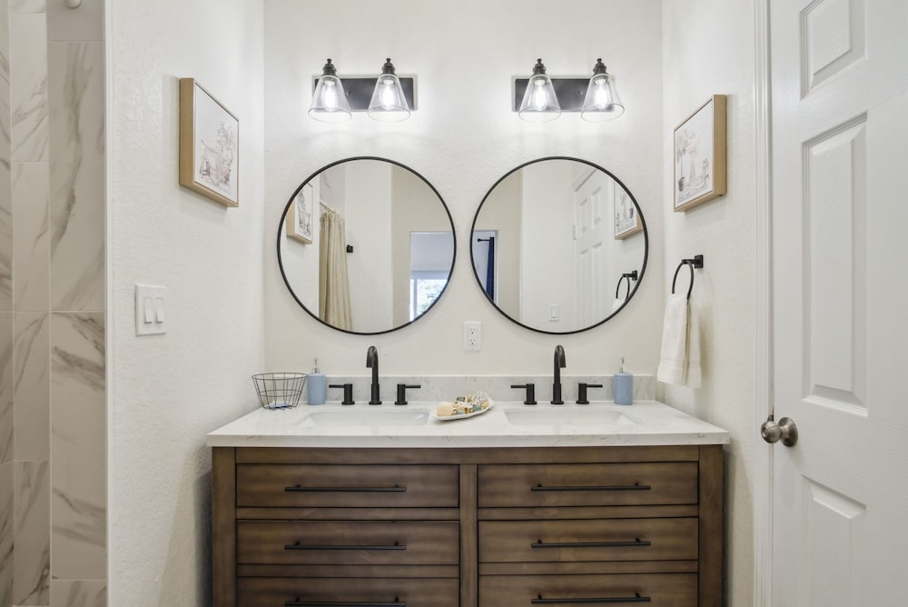 Blissful 5BR 3BA Haven Near Riverwalk Downtown