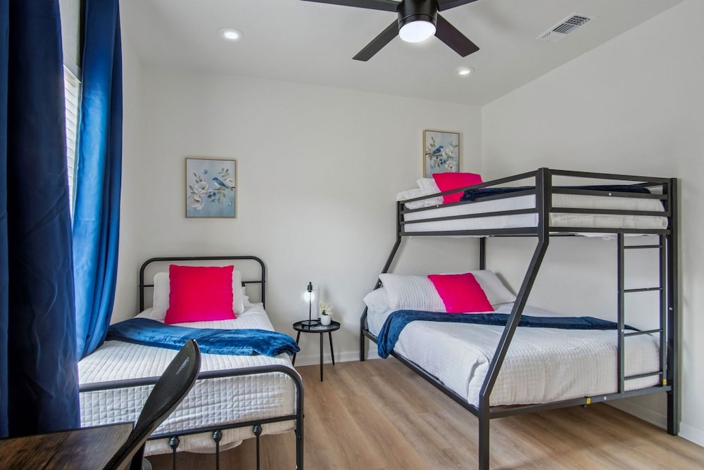 Your Inner-city Sanctuary 3BR 2BA Near Riverwalk