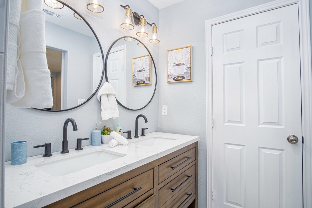 Comfortable 4BR 2 5BA Family Home Near Riverwalk