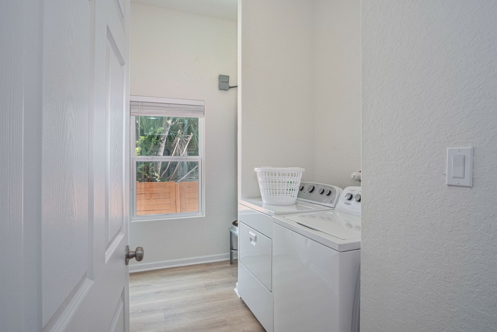 Generous 4BR 3BA Charmer Near Glorius Downtown