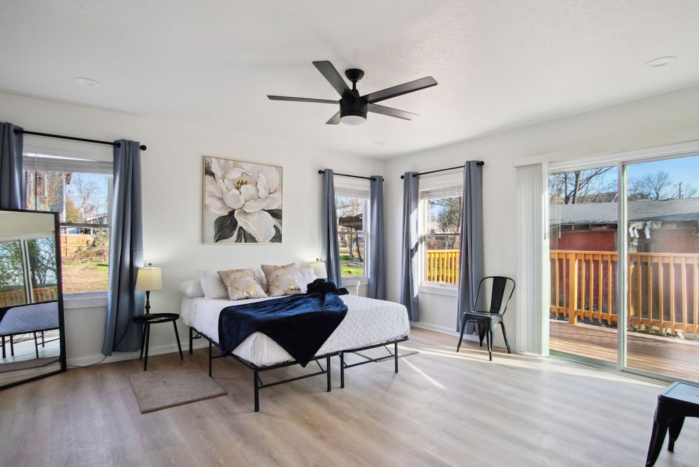Stylish Spacious Comfort 4BR 3BA Downtown Gem