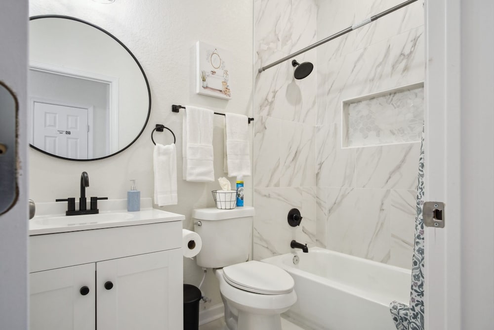 Blissful 5BR 3BA Haven Near Riverwalk Downtown