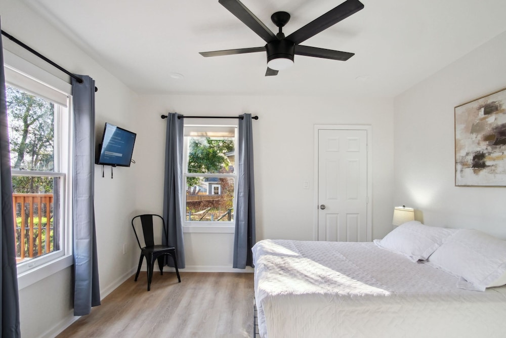 Stylish Spacious Comfort 4BR 3BA Downtown Gem