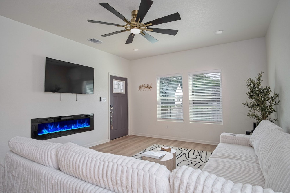 Enjoy 4BR 3BA Comfort Convenience Near Downtown