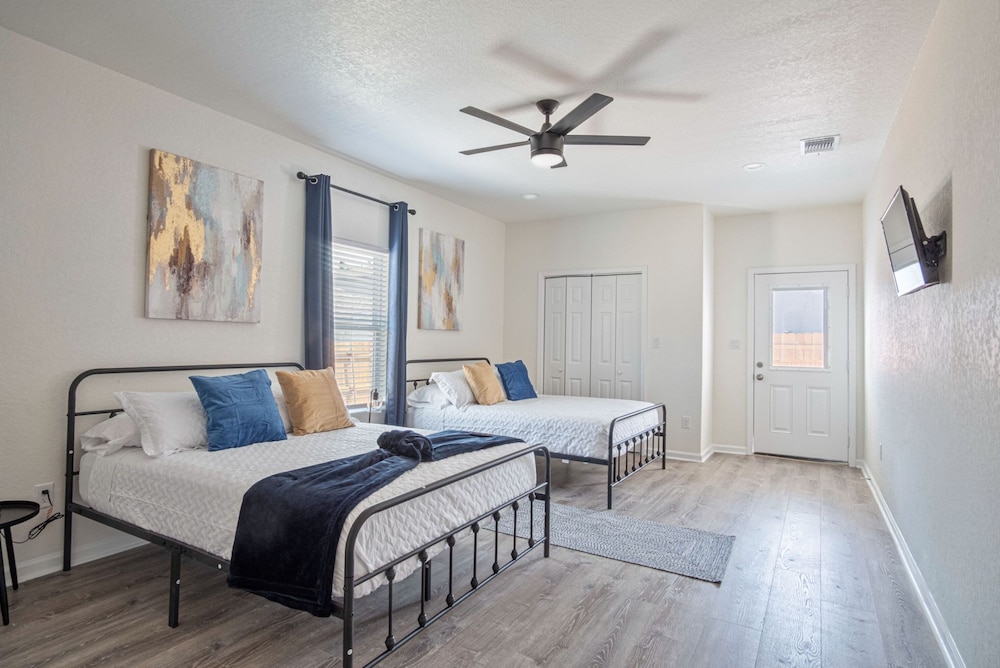 Generous 5BR 3BA Haven Close to Alamo Riverwalk