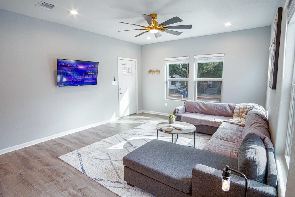 Lovely Charming 4BR 2 5BA Near Downtown s Prime