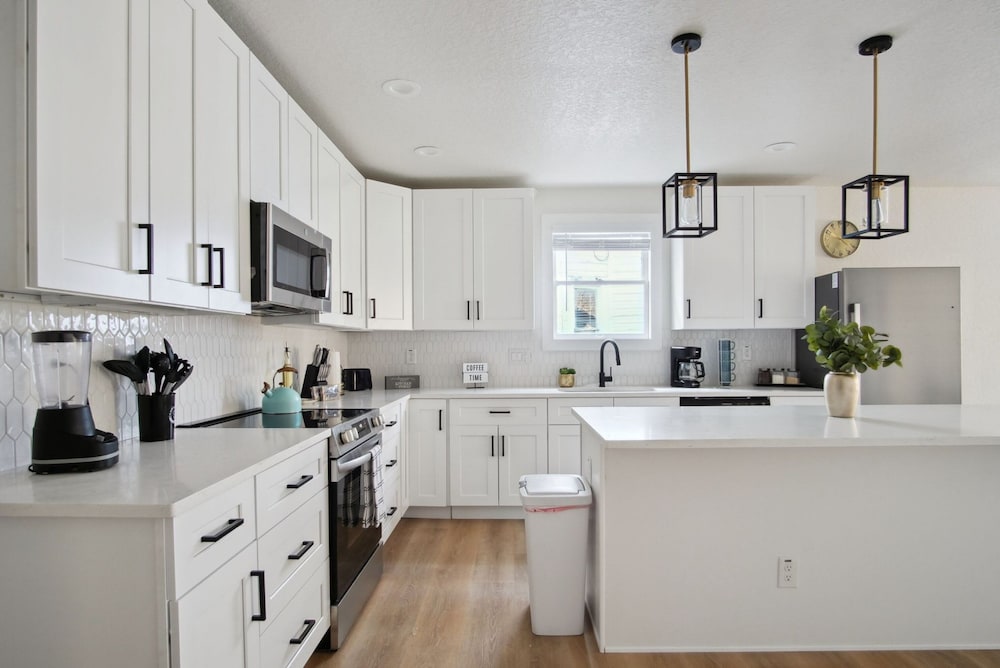 Stylish Spacious Comfort 4BR 3BA Downtown Gem