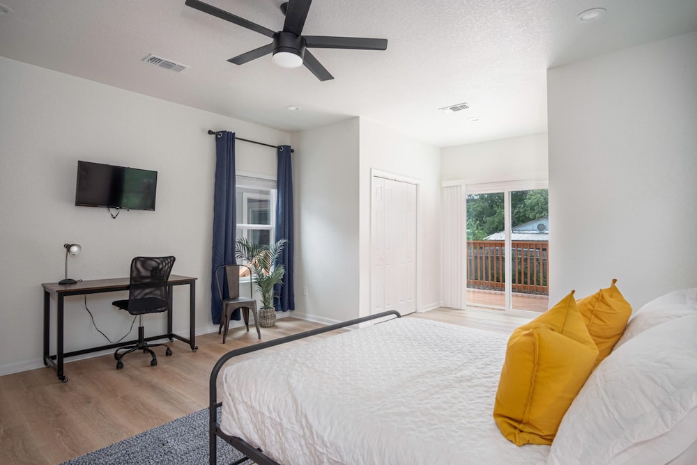 Vibrant 4BR 3BA Oasis Near Happy Downtown