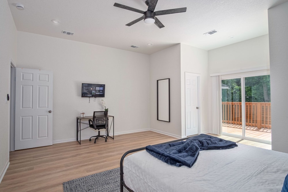 Generous 4BR 3BA Charmer Near Glorius Downtown