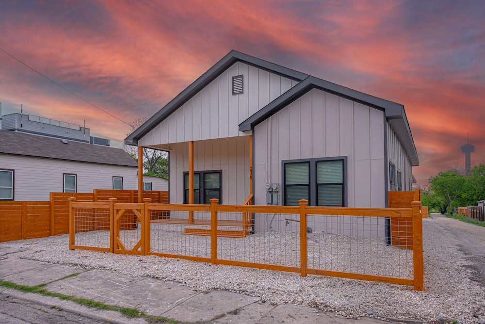 Skyline Retreat 3br-3ba w Stunning Views Near DT