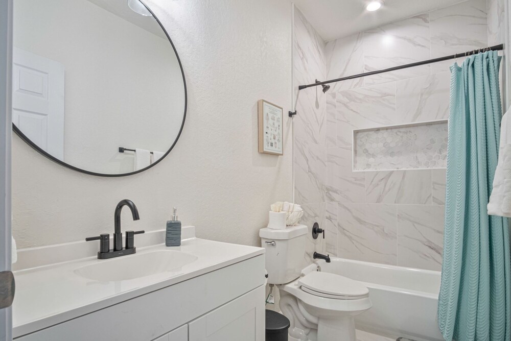 Generous 5BR 3BA Haven Close to Alamo Riverwalk