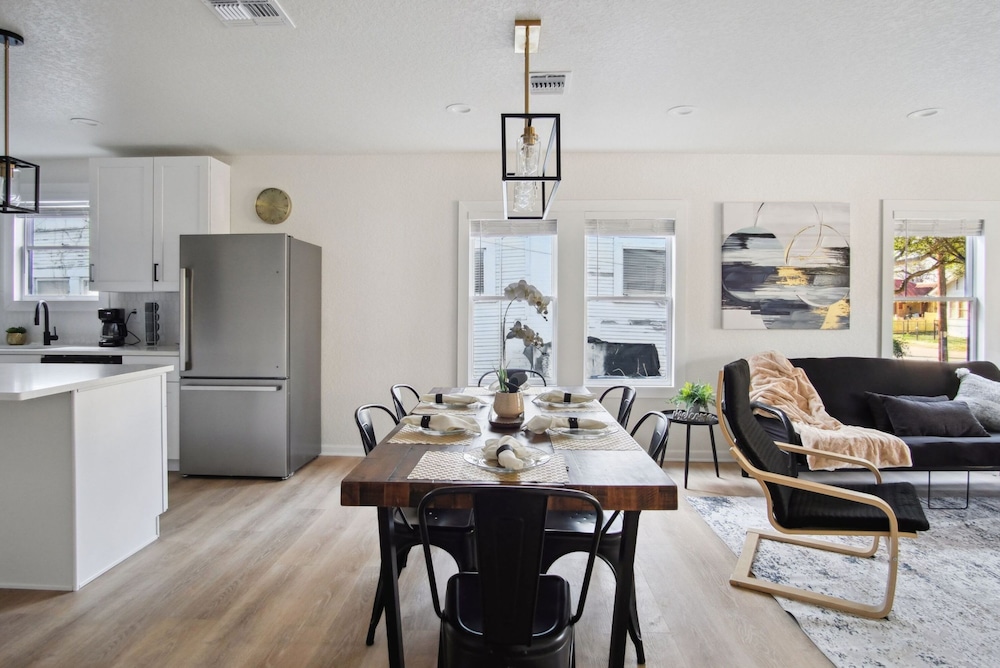 Stylish Spacious Comfort 4BR 3BA Downtown Gem