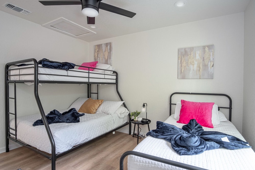 Historic Comfort 2BR 1BA Guesthouse Near Riverwalk
