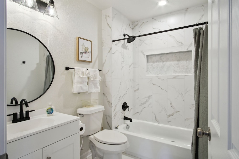 Stylish Spacious Comfort 4BR 3BA Downtown Gem