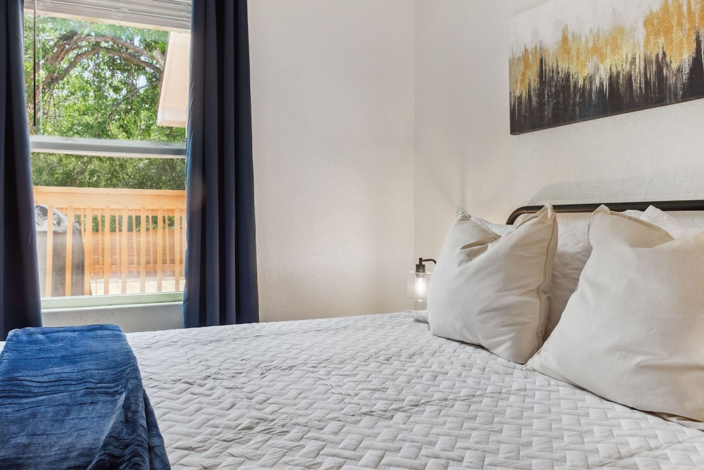 Your Amazing 3BR 2BA Downtown Delight