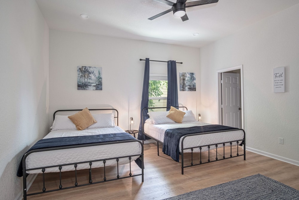 Generous 4BR 3BA Charmer Near Glorius Downtown