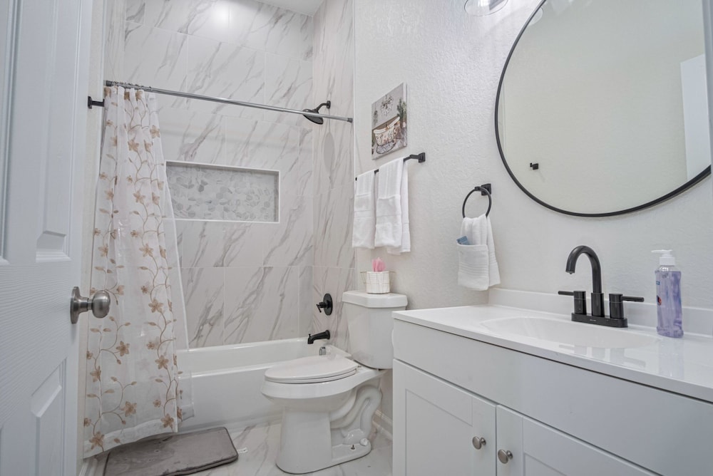 Generous 4BR 3BA Charmer Near Glorius Downtown