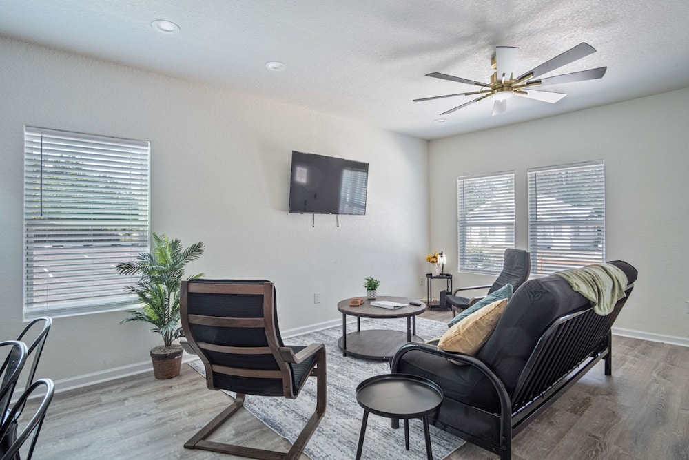Generous 5BR 3BA Haven Close to Alamo Riverwalk