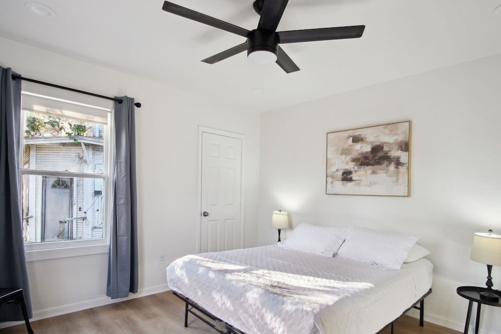 Stylish Spacious Comfort 4BR 3BA Downtown Gem