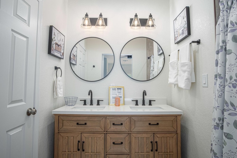 Vibrant 4BR 3BA Oasis Near Happy Downtown